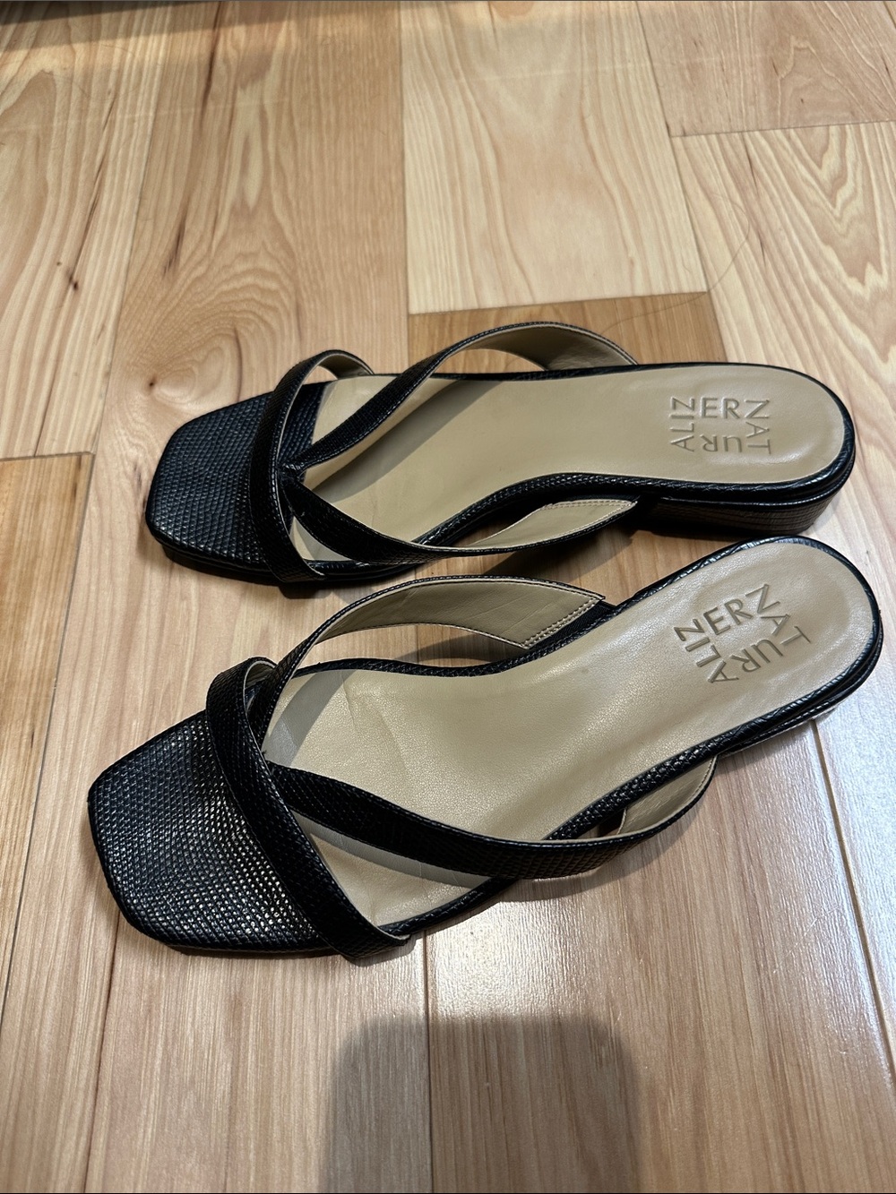 Naturalizer Precious Black Strappy Square-Toe Thong Sandals size 7.5